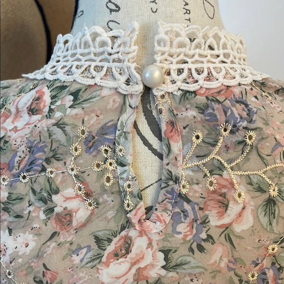 PEACH | Women’s Tan Lace High Neck Puff Sleeve Blouse Size Medium - Picture 5 of 7